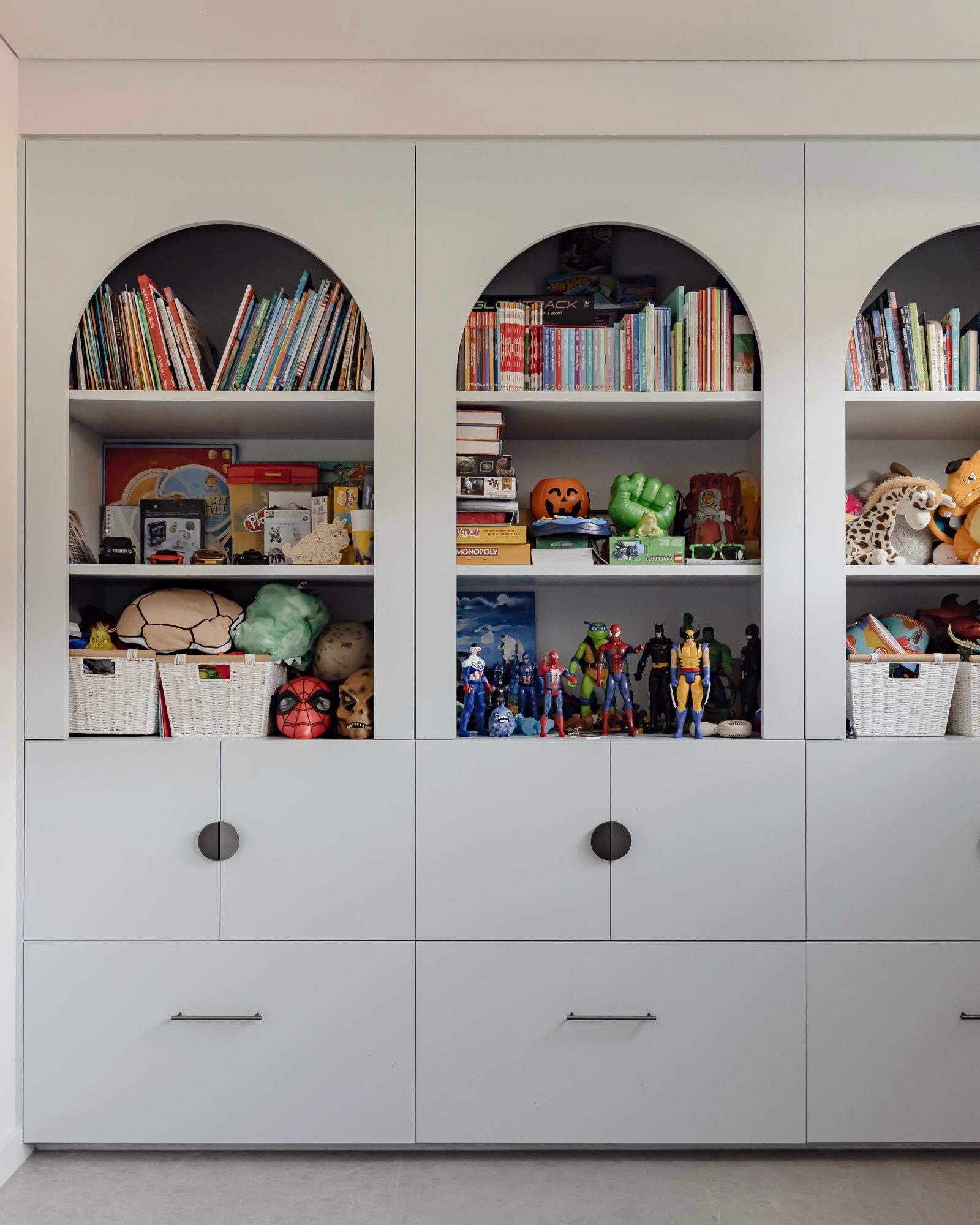 Arched joinery niches in the children's room